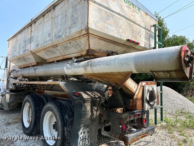 image for item EK4959 1991 International  9400 fertilizer delivery truck