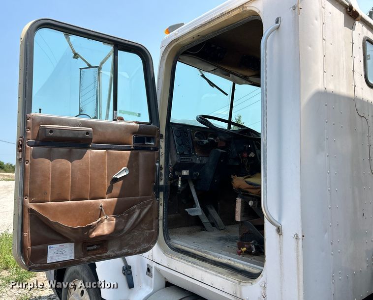 image for item EK4959 1991 International  9400 fertilizer delivery truck