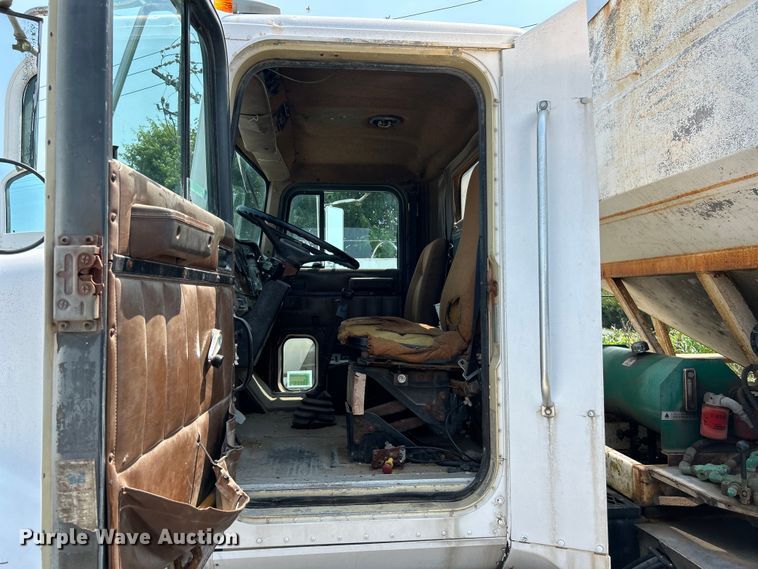 image for item EK4959 1991 International  9400 fertilizer delivery truck