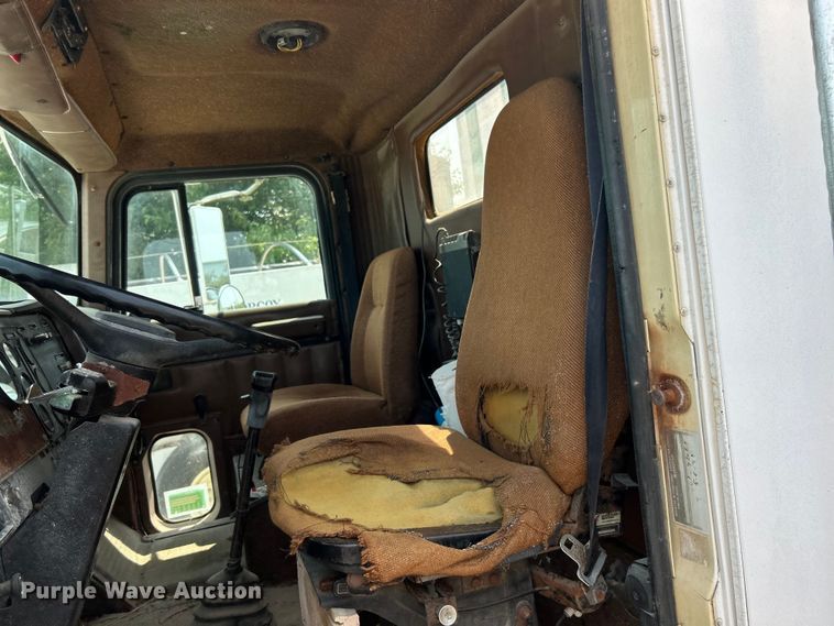 image for item EK4959 1991 International  9400 fertilizer delivery truck