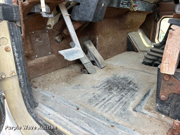 image for item EK4959 1991 International  9400 fertilizer delivery truck