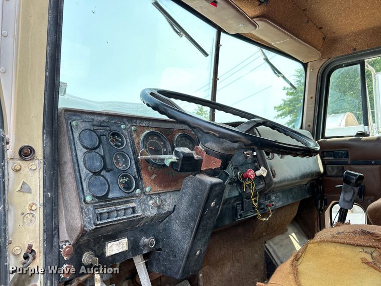 image for item EK4959 1991 International  9400 fertilizer delivery truck