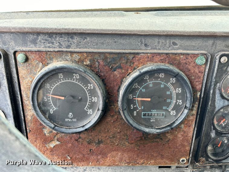 image for item EK4959 1991 International  9400 fertilizer delivery truck