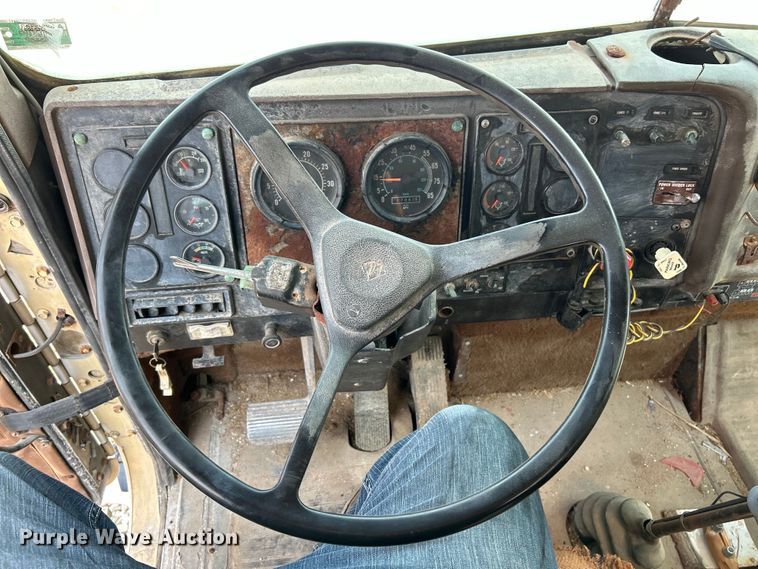 image for item EK4959 1991 International  9400 fertilizer delivery truck