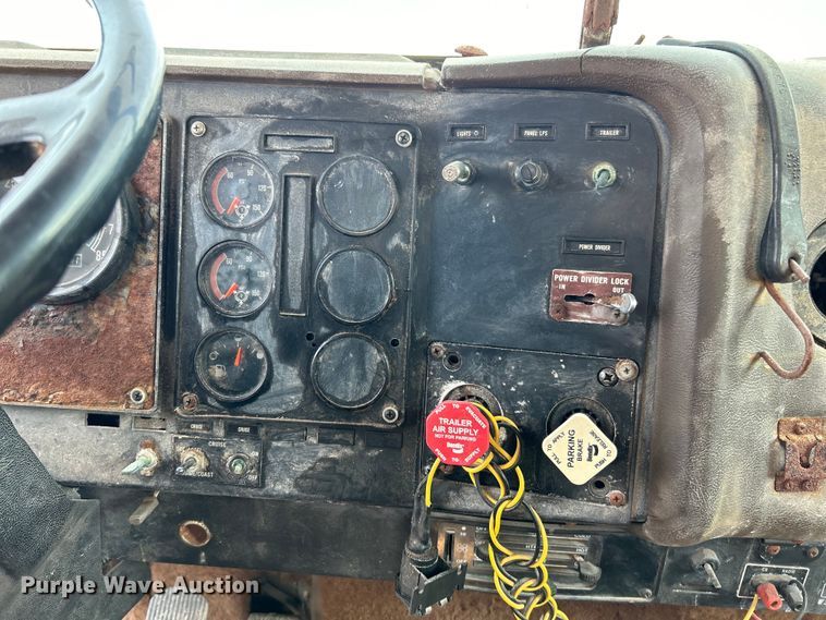 image for item EK4959 1991 International  9400 fertilizer delivery truck