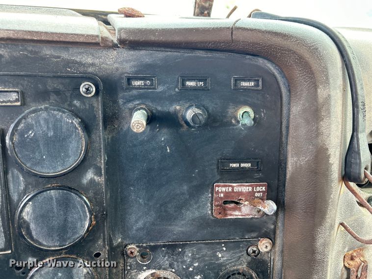 image for item EK4959 1991 International  9400 fertilizer delivery truck