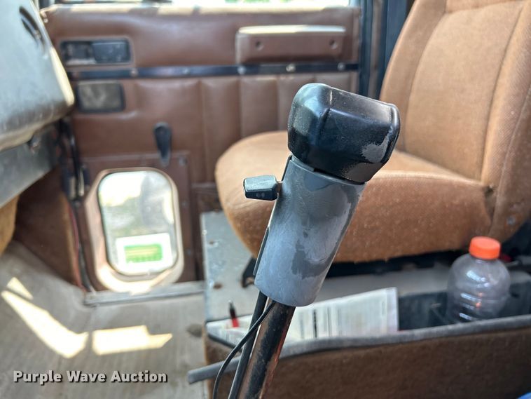 image for item EK4959 1991 International  9400 fertilizer delivery truck