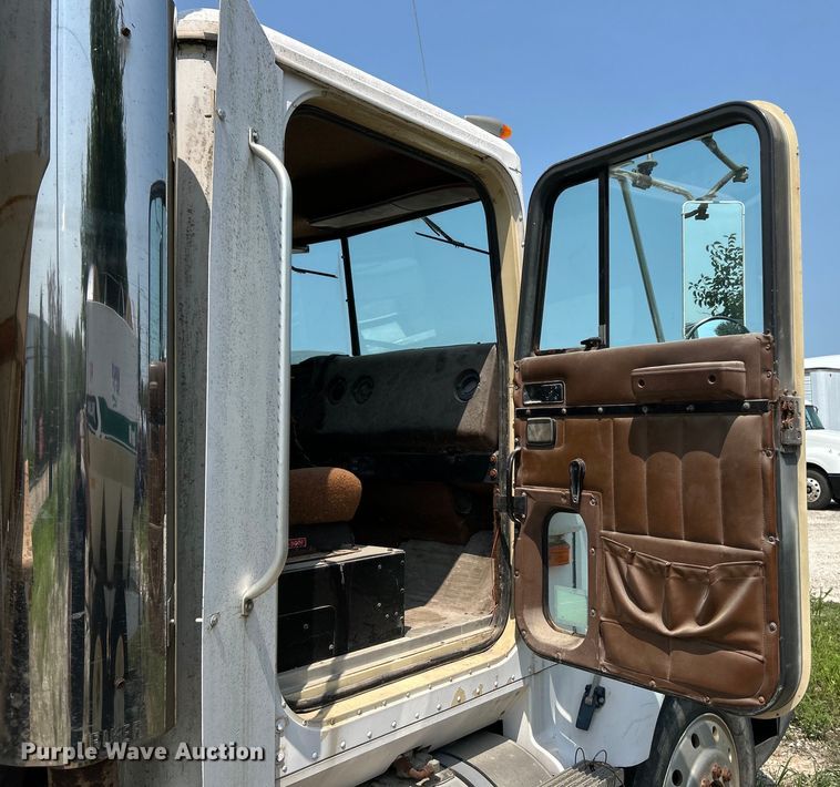 image for item EK4959 1991 International  9400 fertilizer delivery truck