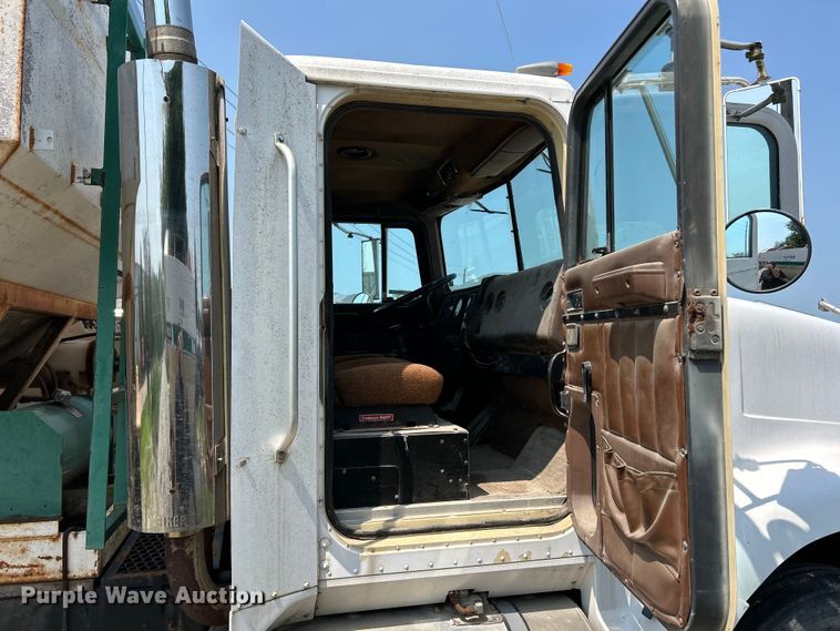 image for item EK4959 1991 International  9400 fertilizer delivery truck