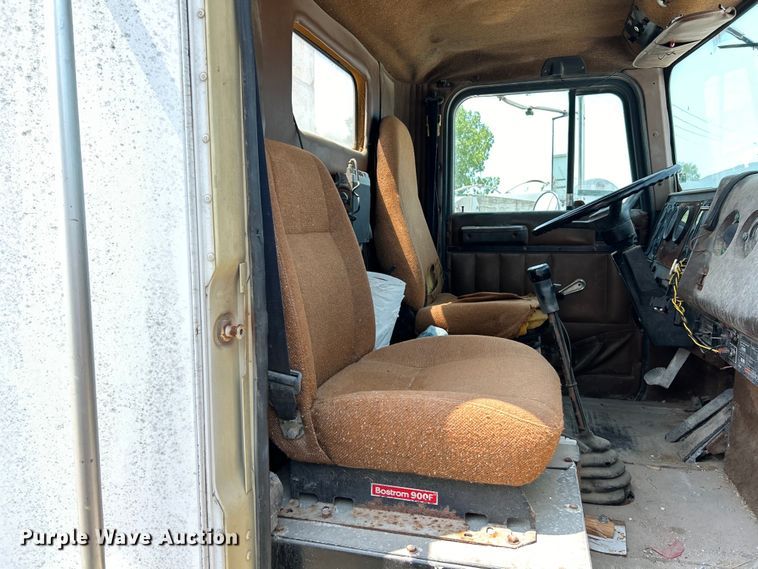 image for item EK4959 1991 International  9400 fertilizer delivery truck