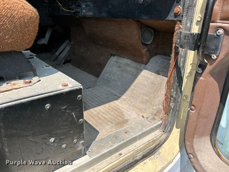 image for item EK4959 1991 International  9400 fertilizer delivery truck