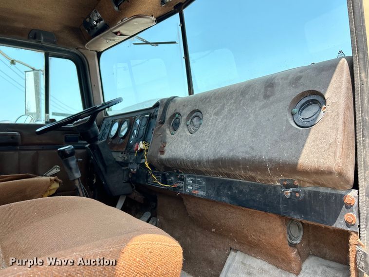 image for item EK4959 1991 International  9400 fertilizer delivery truck