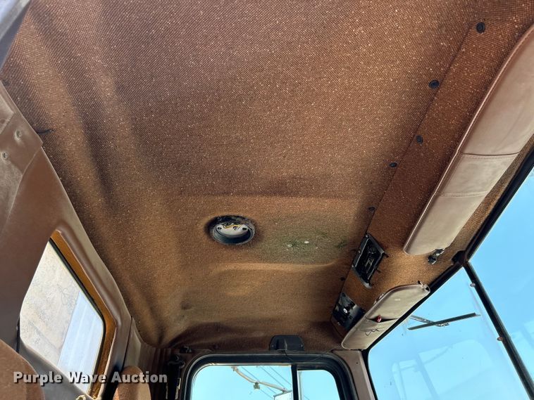 image for item EK4959 1991 International  9400 fertilizer delivery truck