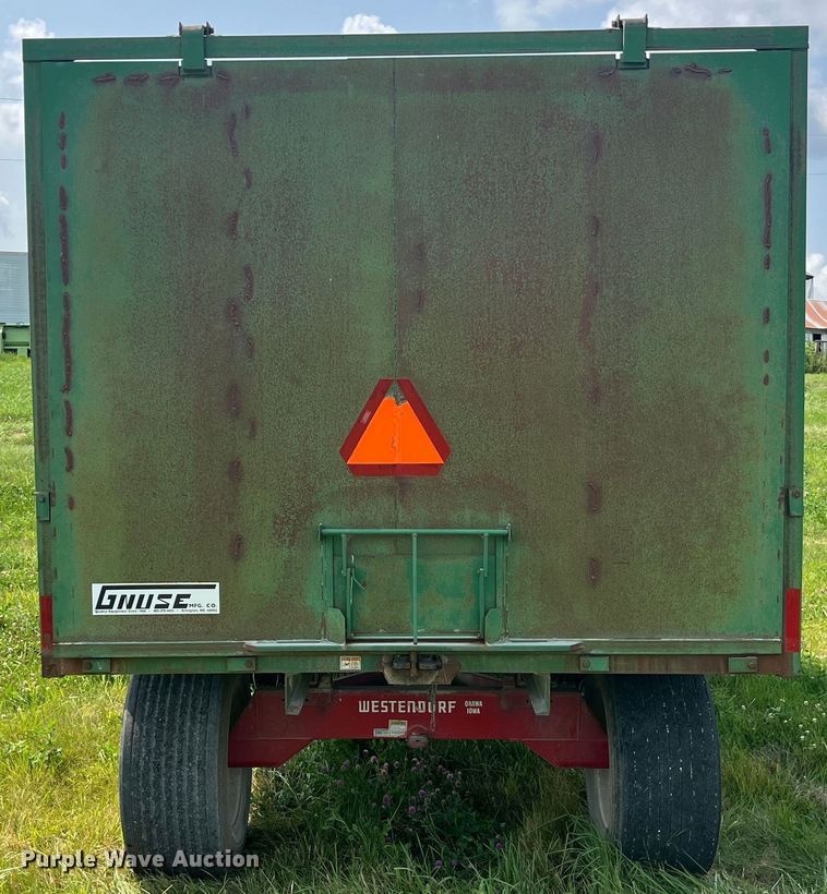 image for item EK8815 Gnuse silage dump wagon