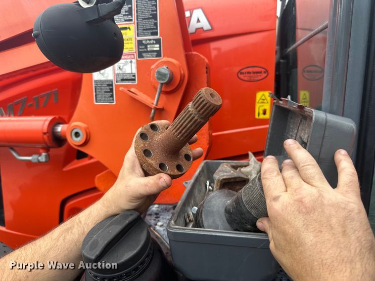 image for item LR9402 2019 Kubota M7-171 Premium MFWD tractor