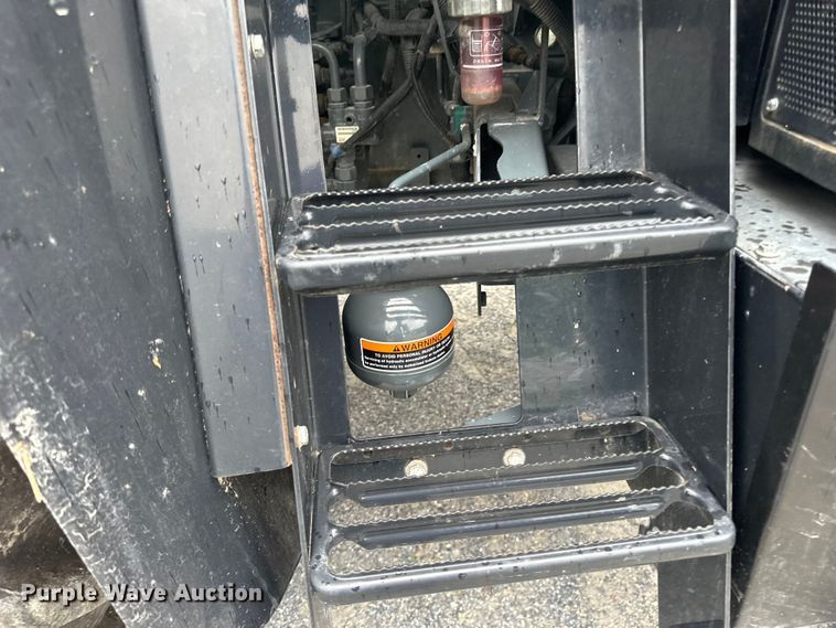 image for item LR9402 2019 Kubota M7-171 Premium MFWD tractor