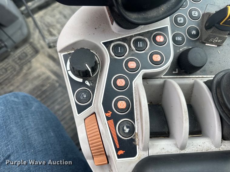 image for item LR9402 2019 Kubota M7-171 Premium MFWD tractor