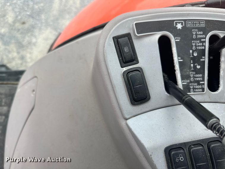 image for item LR9402 2019 Kubota M7-171 Premium MFWD tractor