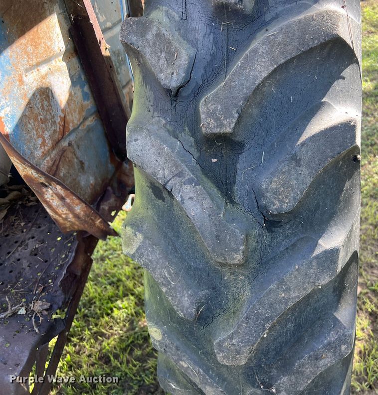 image for item LV9020 Ford 5000 tractor