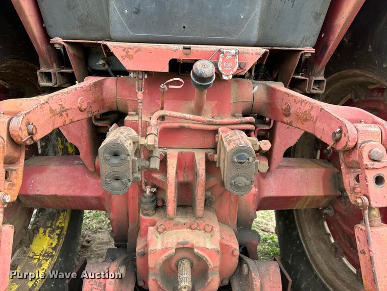 image for item MU9997 1981 International Harvester 986 tractor
