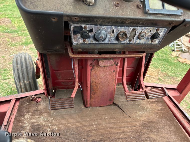 image for item MU9997 1981 International Harvester 986 tractor