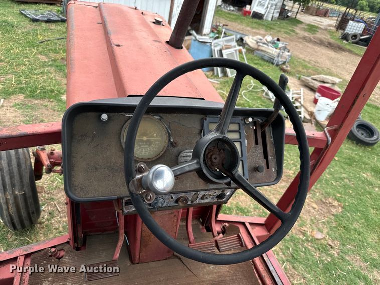 image for item MU9997 1981 International Harvester 986 tractor