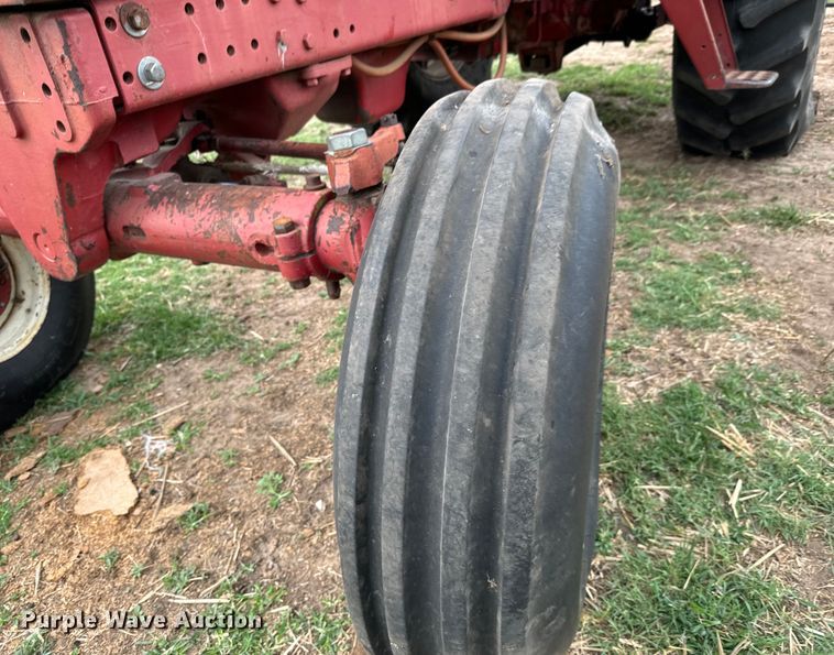 image for item MU9997 1981 International Harvester 986 tractor