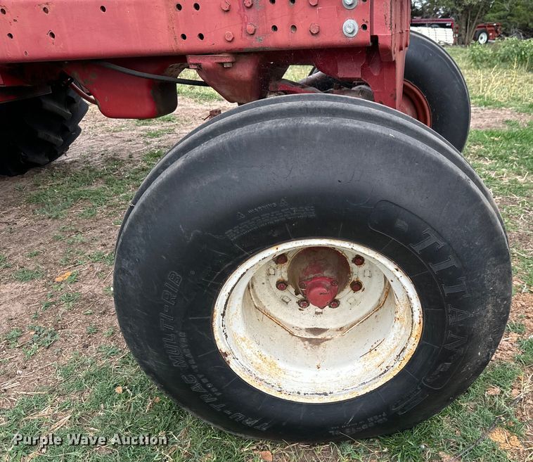 image for item MU9997 1981 International Harvester 986 tractor