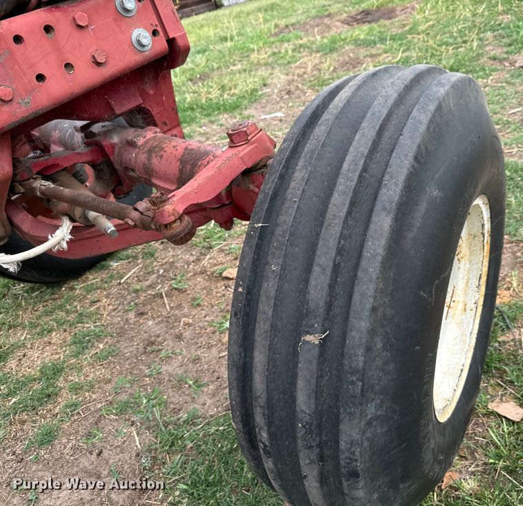 image for item MU9997 1981 International Harvester 986 tractor