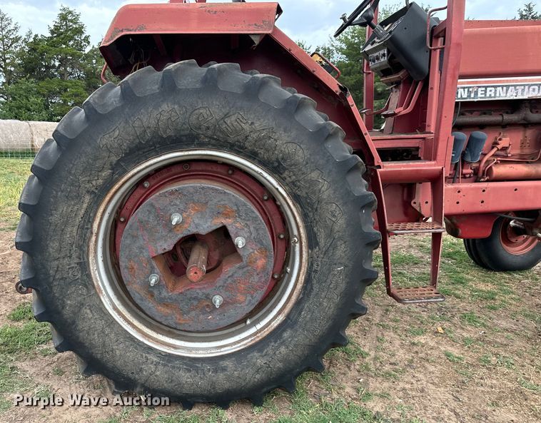 image for item MU9997 1981 International Harvester 986 tractor