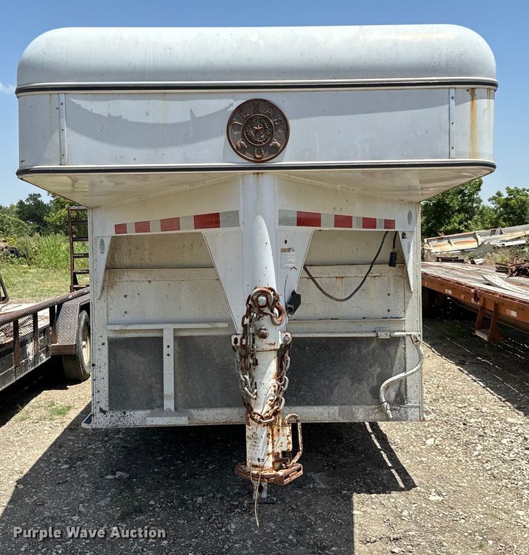 image for item NQ9657 2004 Circle D livestock trailer