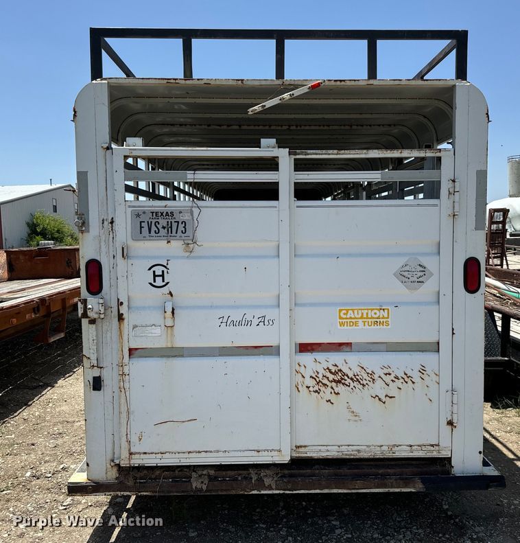 image for item NQ9657 2004 Circle D livestock trailer