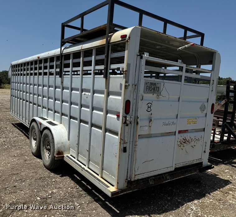 image for item NQ9657 2004 Circle D livestock trailer