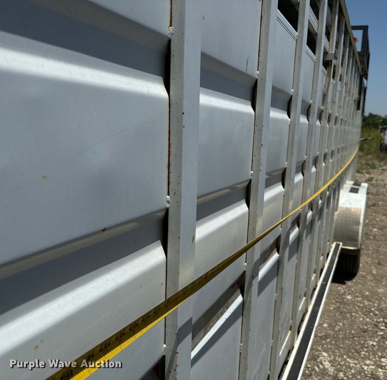 image for item NQ9657 2004 Circle D livestock trailer