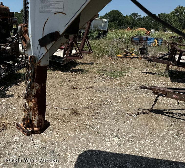 image for item NQ9657 2004 Circle D livestock trailer