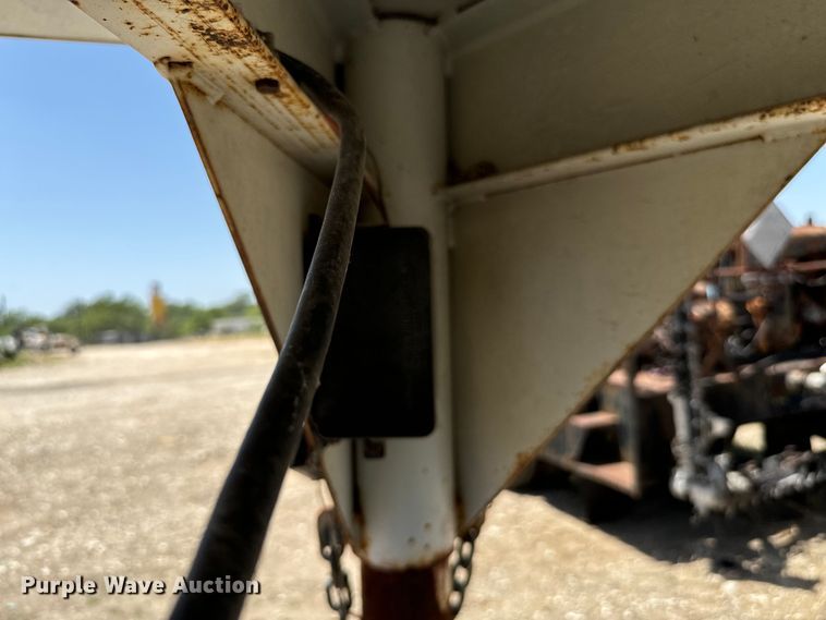 image for item NQ9657 2004 Circle D livestock trailer