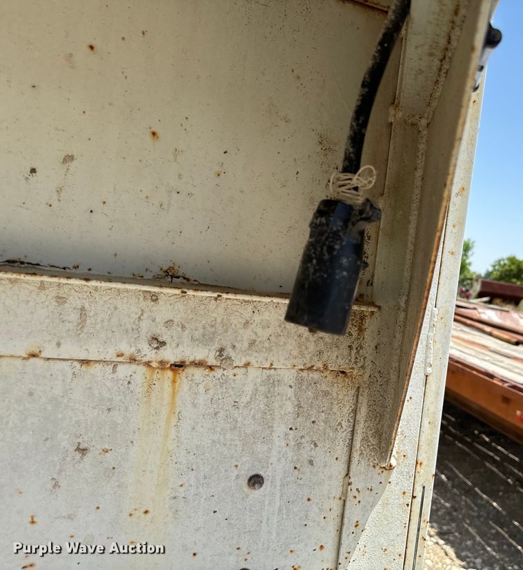 image for item NQ9657 2004 Circle D livestock trailer