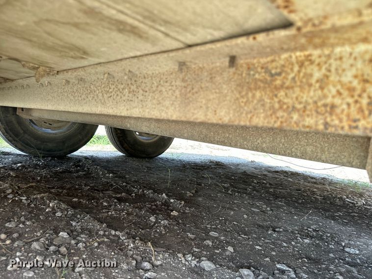 image for item NQ9657 2004 Circle D livestock trailer