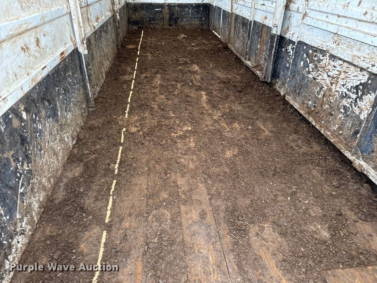 image for item NQ9657 2004 Circle D livestock trailer