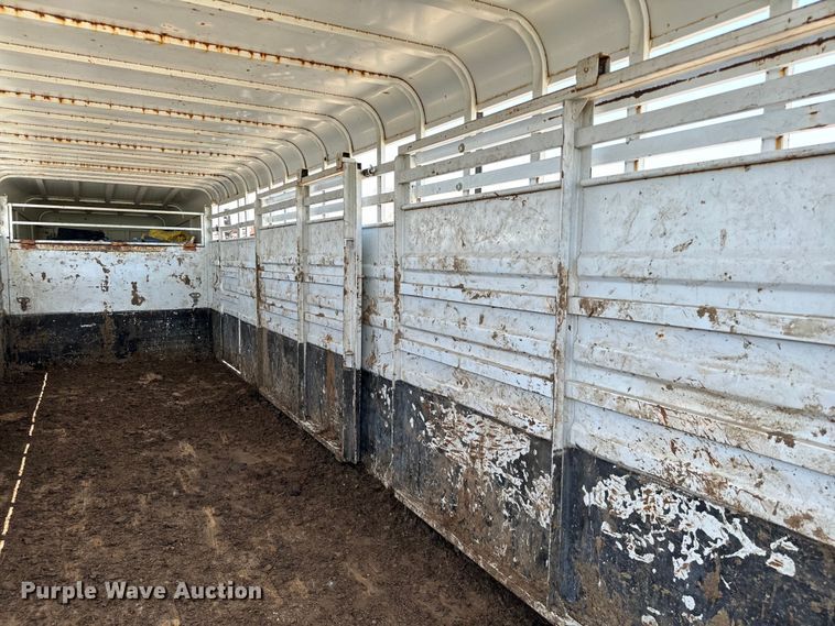 image for item NQ9657 2004 Circle D livestock trailer