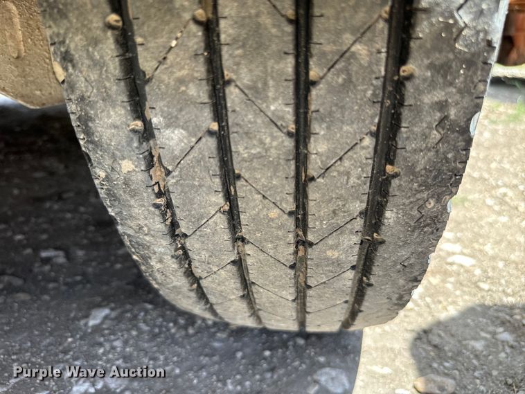 image for item NQ9657 2004 Circle D livestock trailer