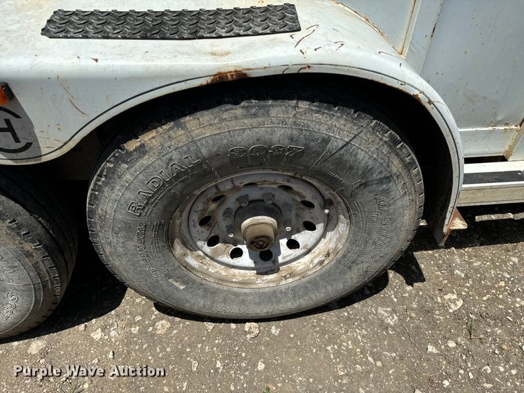 image for item NQ9657 2004 Circle D livestock trailer