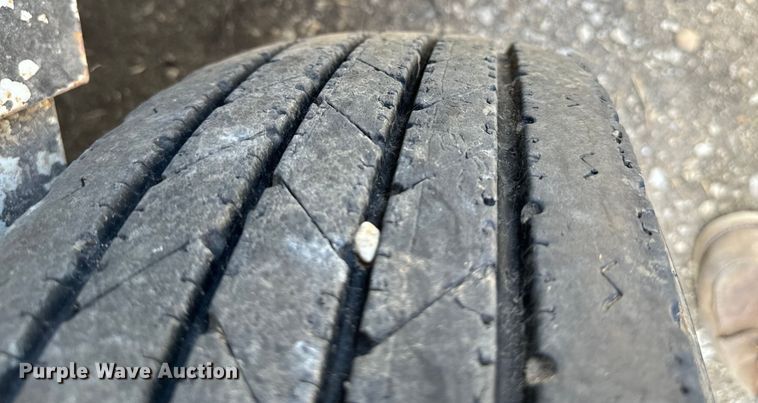 image for item NQ9657 2004 Circle D livestock trailer