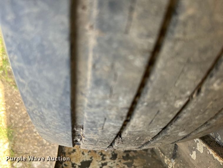 image for item NQ9657 2004 Circle D livestock trailer