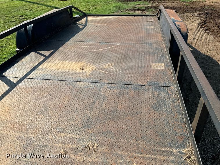 image for item NQ9682 1988 Sunblest utility trailer