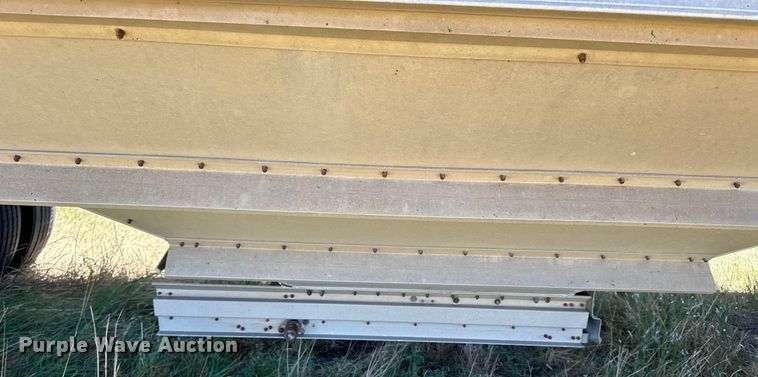 image for item OE9167 1992 Wilson DDWH-200 grain trailer