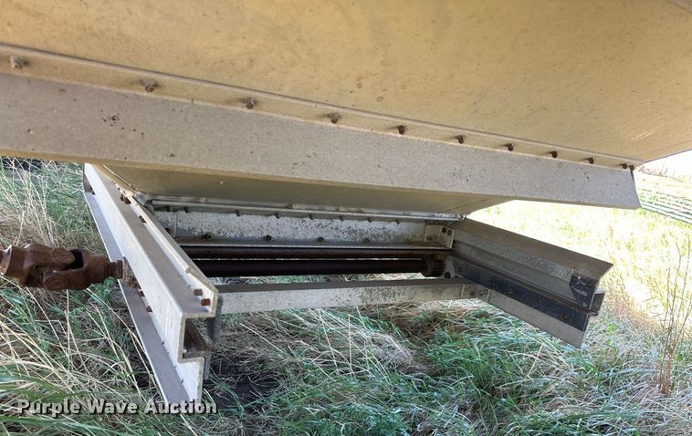 image for item OE9167 1992 Wilson DDWH-200 grain trailer