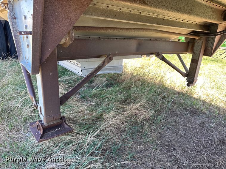 image for item OE9167 1992 Wilson DDWH-200 grain trailer