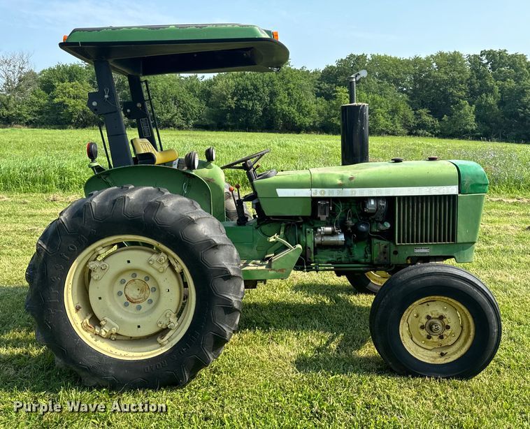 image for item OF9792 1976 John Deere 2240 tractor
