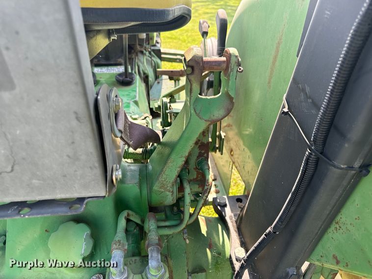 image for item OF9792 1976 John Deere 2240 tractor